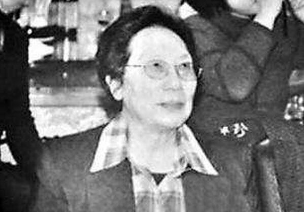 李金华(首位女新闻发言人)