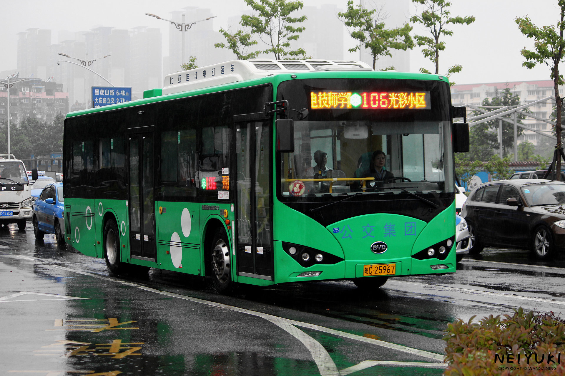 搭载着“绿泡泡”特殊涂装的106路2587号车 搭载着“绿泡泡”特殊涂装的106路2587号车