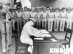 1945年9月2日,麦克阿瑟在日本投降书上籤字 1945年9月2日,麦克阿瑟在日本投降书上籤字