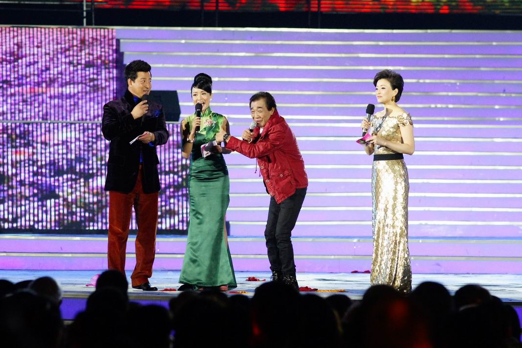 第25届世客会杨澜、钟雯、毕铭鑫在主持现场 第25届世客会杨澜、钟雯、毕铭鑫在主持现场