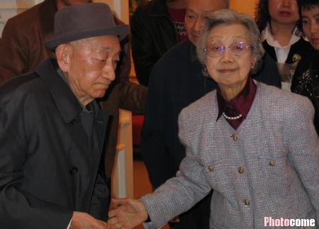 2004年4月26日上午吴清源夫妇在捐赠仪式上 2004年4月26日上午吴清源夫妇在捐赠仪式上