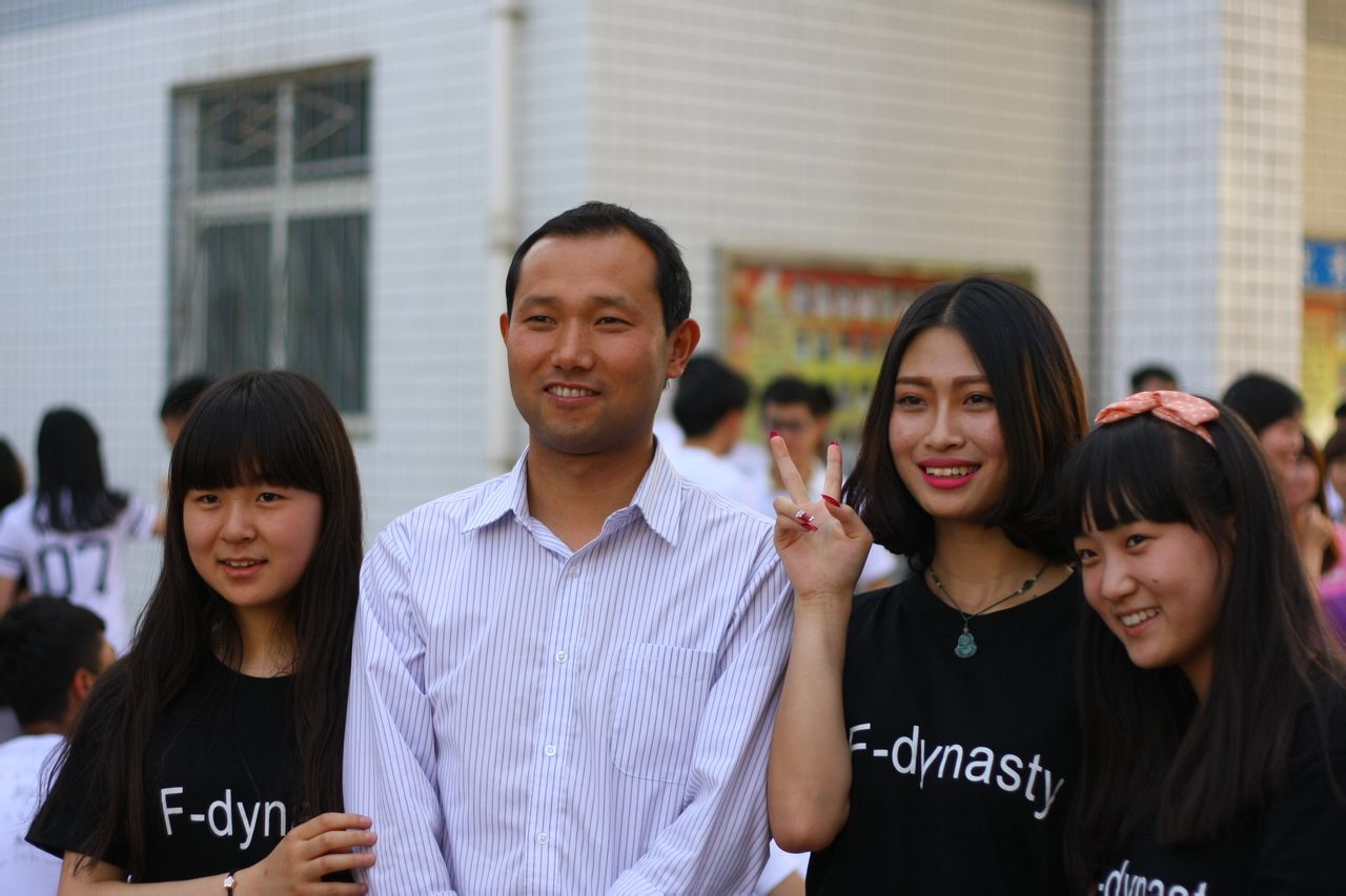 被学生们簇拥着的男神 被学生们簇拥着的男神