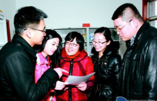 张广秀(中)和村官一起学习总书记覆信 张广秀(中)和村官一起学习总书记覆信