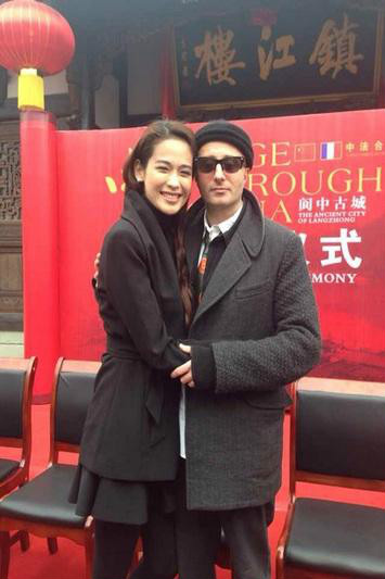屈菁菁与导演麦左丹合影 屈菁菁与导演麦左丹合影