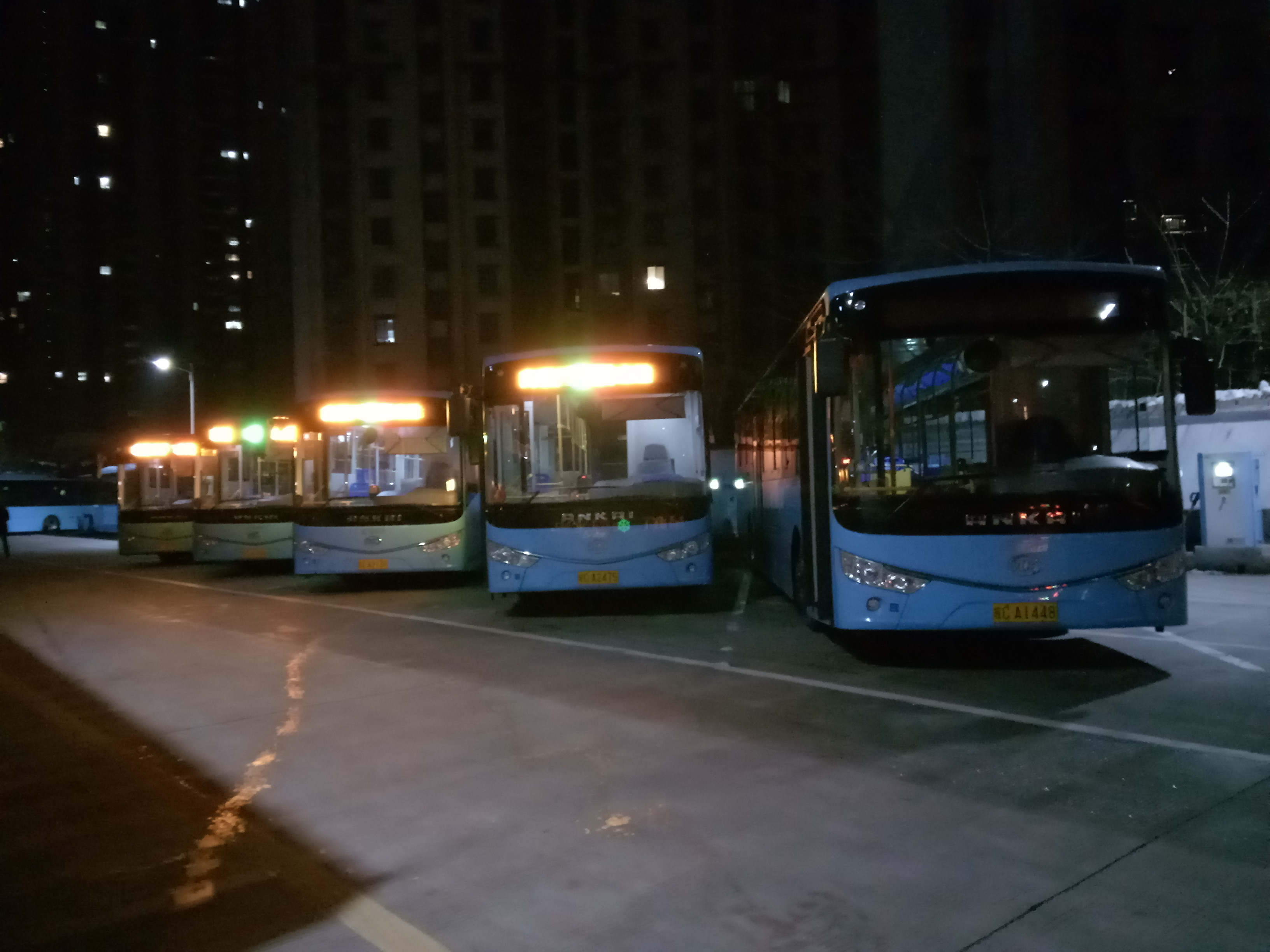 充电中的101路安凯HFF6129G03EV-1型12米纯电动客车 充电中的101路安凯HFF6129G03EV-1型12米纯电动客车