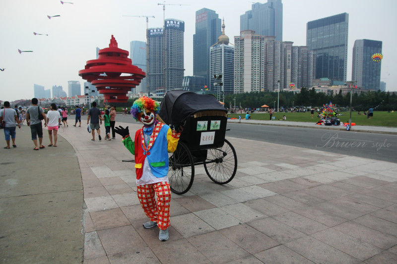 五四广场上的小丑 五四广场上的小丑
