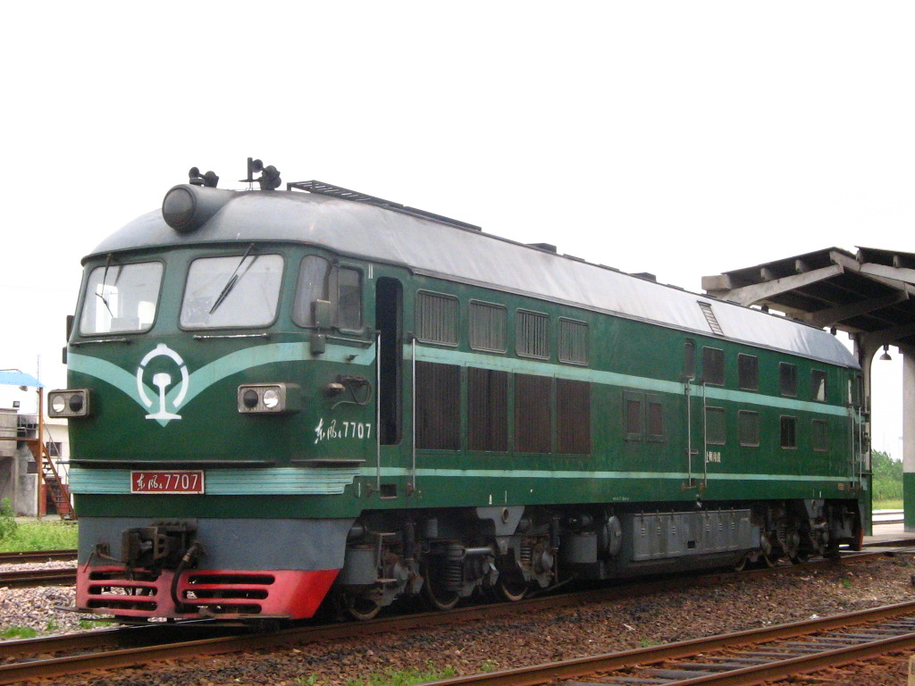 由东风4E型机车改造而成的东风4B型7707号机车 由东风4E型机车改造而成的东风4B型7707号机车