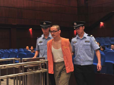 被带上法庭的孙伟铭 被带上法庭的孙伟铭