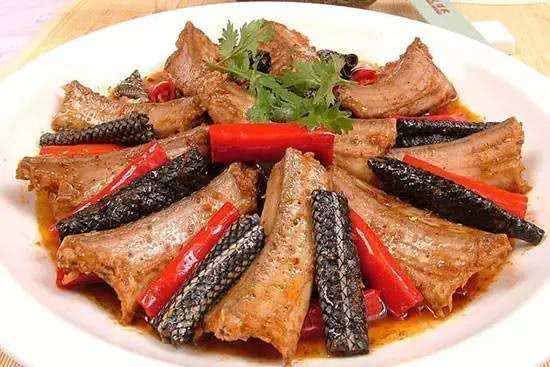 乌梢蛇炖猫肉