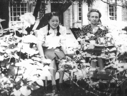 1946年巴黎,何泽慧与伊莱娜·居里。 1946年巴黎,何泽慧与伊莱娜·居里。