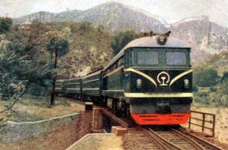 东风4型2002号机车牵引旅客列车运行在京包铁路 东风4型2002号机车牵引旅客列车运行在京包铁路
