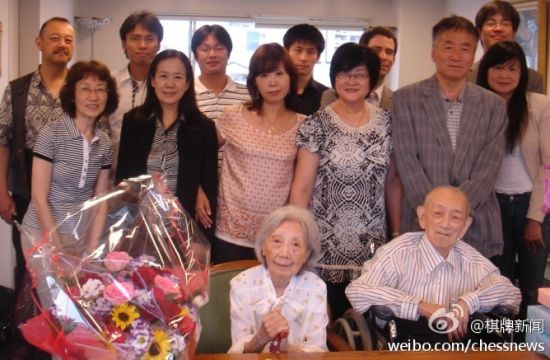 和子女士陪伴吴清源过98周岁生日 和子女士陪伴吴清源过98周岁生日