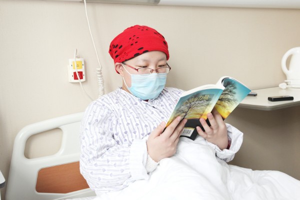 病中的张广秀也不忘读书学习 病中的张广秀也不忘读书学习