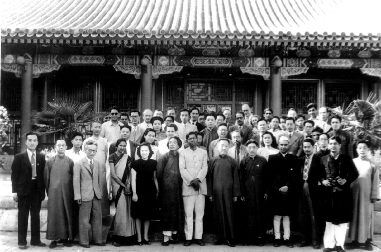 出席泰戈尔画展来宾合影(2排左3为饶毓泰) 出席泰戈尔画展来宾合影(2排左3为饶毓泰)