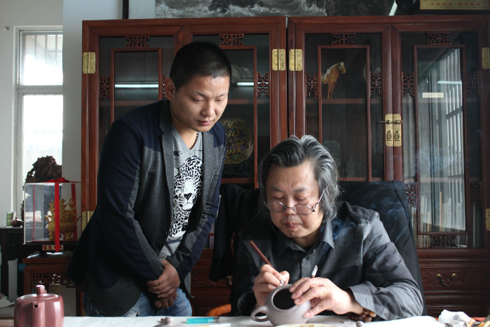 江西景德镇陶艺大师彭树平现场指导刻字 江西景德镇陶艺大师彭树平现场指导刻字