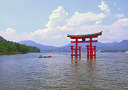矗立在濑户内海的严岛神社鸟居 矗立在濑户内海的严岛神社鸟居
