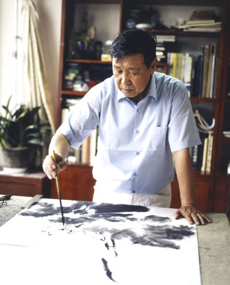 康宁先生在挥毫作画 康宁先生在挥毫作画