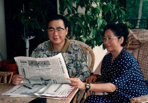 李鹏朱琳夫妇阅读《中国电力报》 李鹏朱琳夫妇阅读《中国电力报》