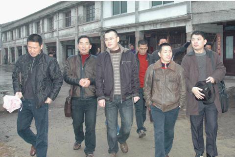 新雅集团慰问下水门村老党员 新雅集团慰问下水门村老党员