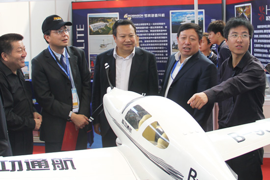 航空基地展位参观飞机模型 航空基地展位参观飞机模型