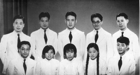 1936清华毕业照(前排右2何泽慧) 1936清华毕业照(前排右2何泽慧)