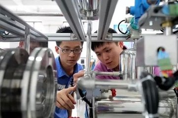 中职生在实训操作 中职生在实训操作
