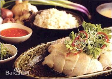 新加坡海南鸡饭是一道鸡肉配香饭的菜餚 新加坡海南鸡饭是一道鸡肉配香饭的菜餚