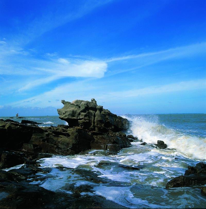 江山半岛(中国大陆海岸线最南端的北部湾畔)