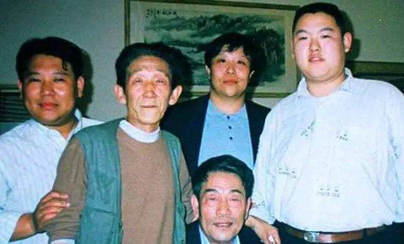 金文声、杨少华、郭德纲、王玥波等合影于二十世纪九十年代 金文声、杨少华、郭德纲、王玥波等合影于二十世纪九十年代