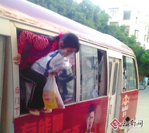 4·12云南蒙自市公车严重超载事件 4·12云南蒙自市公车严重超载事件