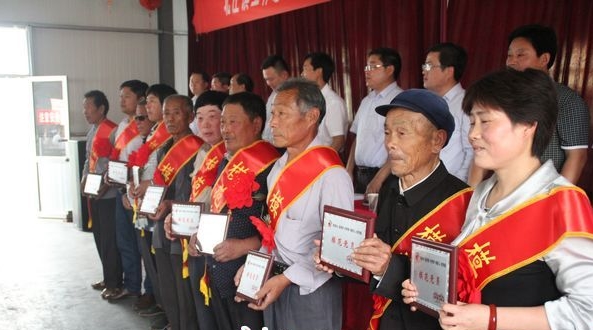 为模範党员颁奖 为模範党员颁奖
