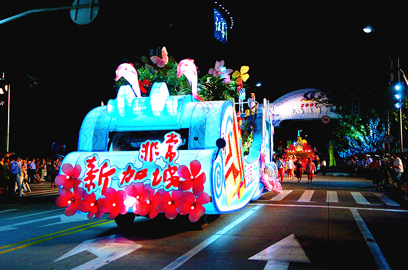 2007年新加坡花车亮相开幕大巡游 2007年新加坡花车亮相开幕大巡游