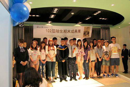 台湾醒吾科大校长周添城与立达修学学生合影 台湾醒吾科大校长周添城与立达修学学生合影