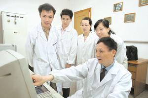 黄伯云在指导学生研究课题 黄伯云在指导学生研究课题