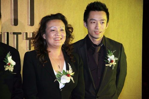 汪小菲与母亲 汪小菲与母亲