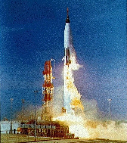 一艘正在起飞的“水星”飞船 一艘正在起飞的“水星”飞船