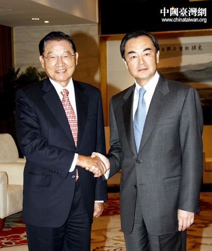王毅与海基会董事长江丙坤亲切握手。 王毅与海基会董事长江丙坤亲切握手。