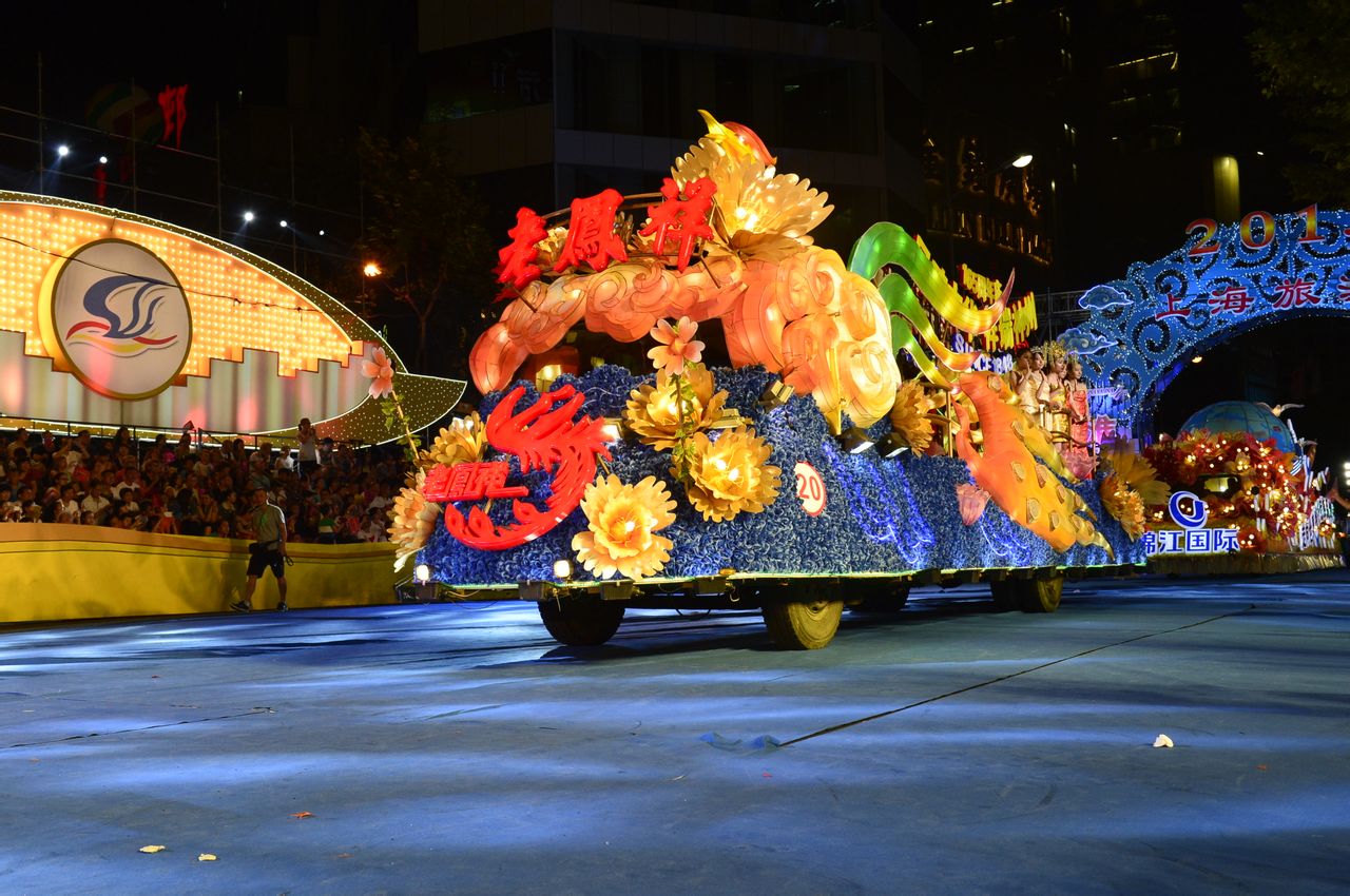 2013年老凤祥花车亮相大巡游 2013年老凤祥花车亮相大巡游