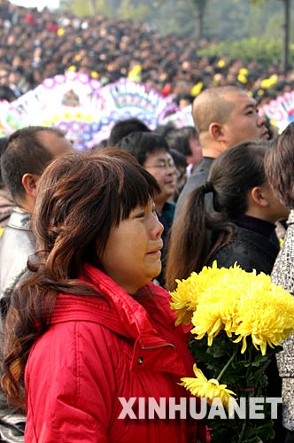 民众自发从四面八方赶到金华市殡仪馆 民众自发从四面八方赶到金华市殡仪馆