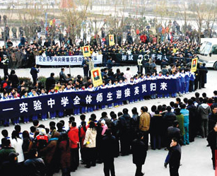 万名民众迎接孟祥斌英灵回家 万名民众迎接孟祥斌英灵回家
