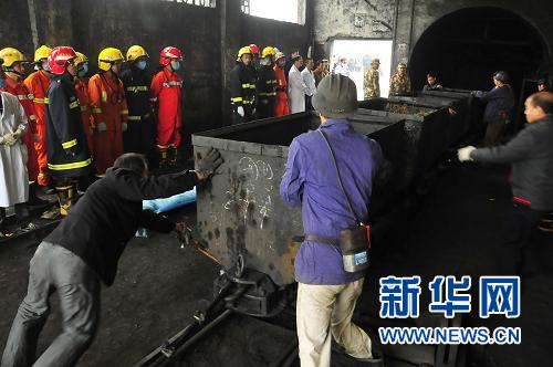 第一批运送遇难矿工遗体的矿车到达地面 第一批运送遇难矿工遗体的矿车到达地面