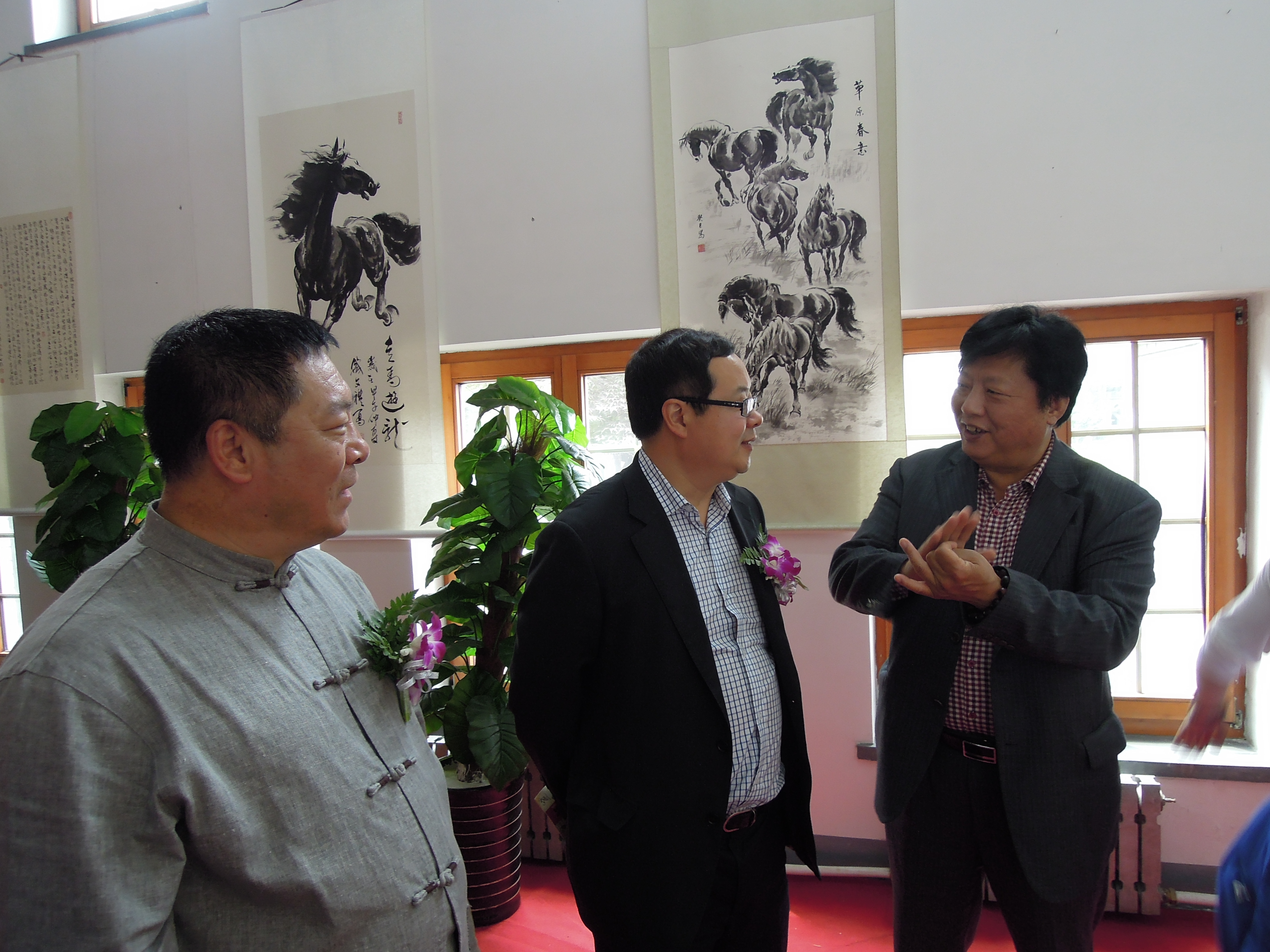 李英林副会长向秦宝清介绍国学会展区情况 李英林副会长向秦宝清介绍国学会展区情况