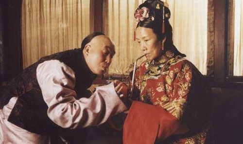 宦官(中国古代专供皇帝、君主及其家族役使的官员) 宦官(中国古代专供皇帝、君主及其家族役使的官员)