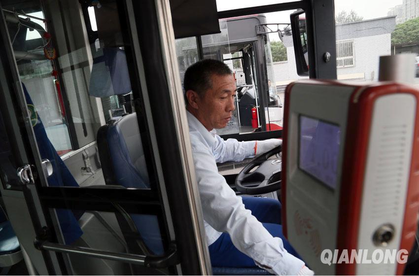 这位司机师傅最后一次开这728路公车 这位司机师傅最后一次开这728路公车