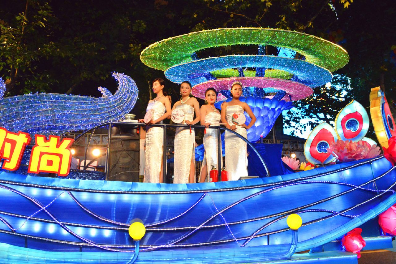 2014年花车队伍来到淮海路开幕巡游 2014年花车队伍来到淮海路开幕巡游