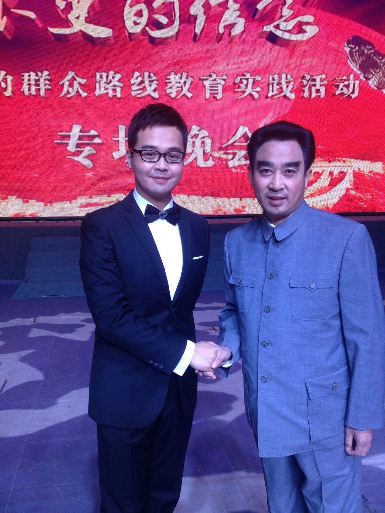 李宏波和周恩来扮演者梁春书 李宏波和周恩来扮演者梁春书
