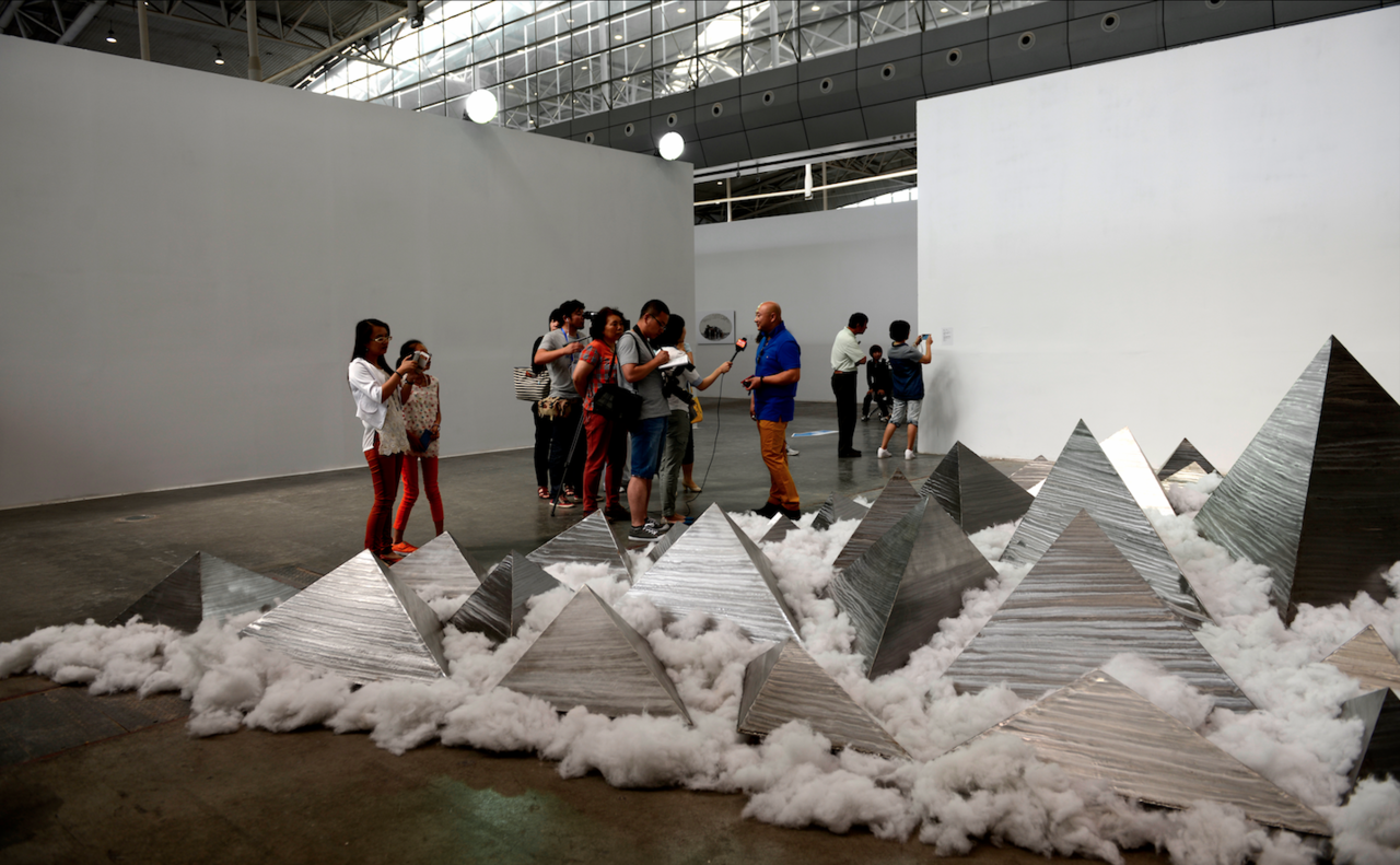 双年展现场:邢罡老师接受媒体採访 双年展现场:邢罡老师接受媒体採访