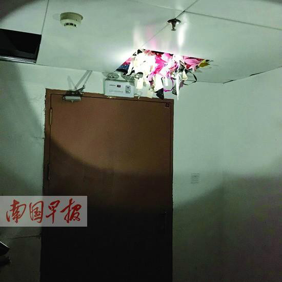 唐某将偷来的内衣藏匿在天花板上。 唐某将偷来的内衣藏匿在天花板上。