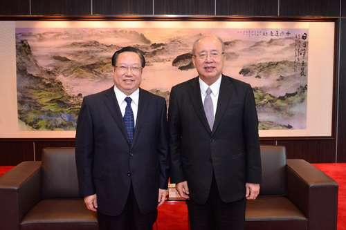 吴伯雄(右) 吴伯雄(右)