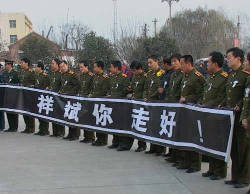 官兵迎接祥斌英灵回乡 官兵迎接祥斌英灵回乡